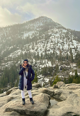 Laura em paisagem montanhosa
